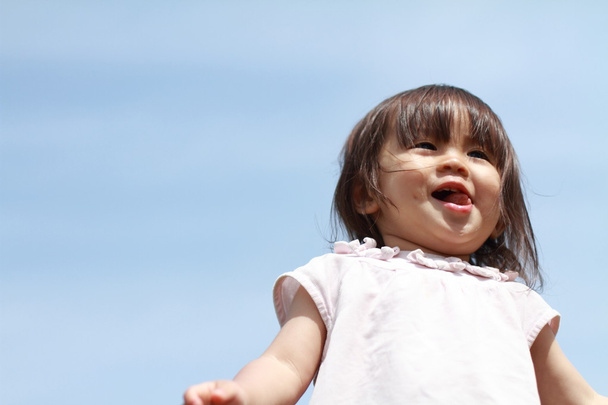 Usmívající se japonská dívka pod modrou oblohou (1 rok starý) - Fotografie, Obrázek