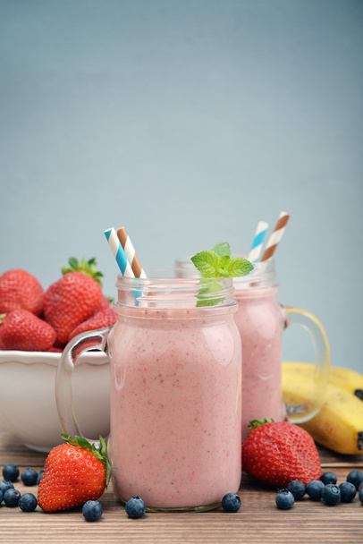 Fruit smoothies with strawberry - Foto, afbeelding