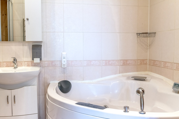 Jakuzi 1küvet beyaz banyo, ev veya otel - Fotoğraf, Görsel