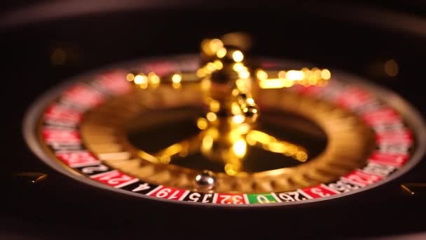 Roulette-Rad läuft in einem Casino  - Filmmaterial, Video