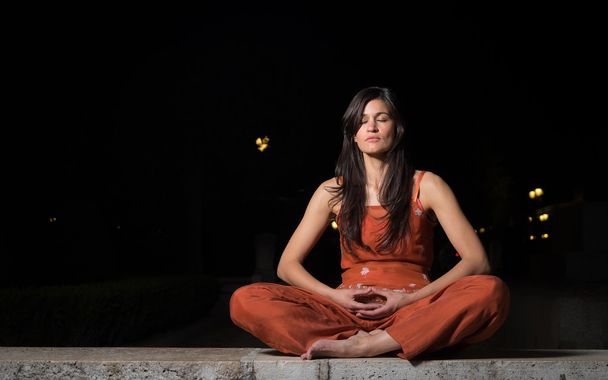 Piękna kobieta, praktykowanie medytacji nocą - Zdjęcie, obraz