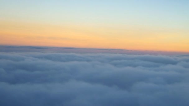 σύννεφα κατά την Ανατολή του ηλίου στον ουρανό - Πλάνα, βίντεο