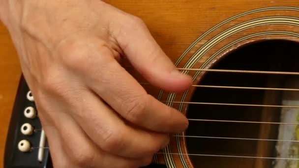 Жінка грає на гітарі крупним планом
 - Кадри, відео