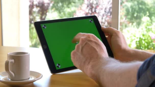 Masculino usando tablet pc
 - Filmagem, Vídeo