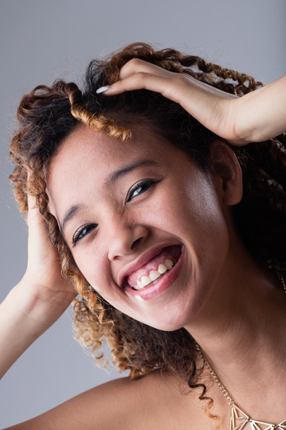 щаслива жінка з руками в волоссі
 - Фото, зображення