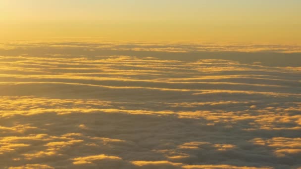 σύννεφα κατά την Ανατολή του ηλίου στον ουρανό - Πλάνα, βίντεο