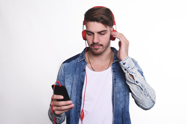 Young man listening to music with smartphone - Foto, afbeelding