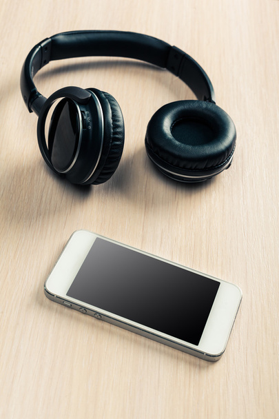 headphones and phone on desk - Fotografie, Obrázek