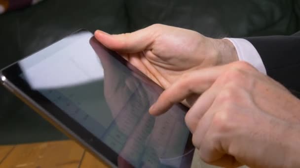 Tablet pc kullanan işadamı - Video, Çekim