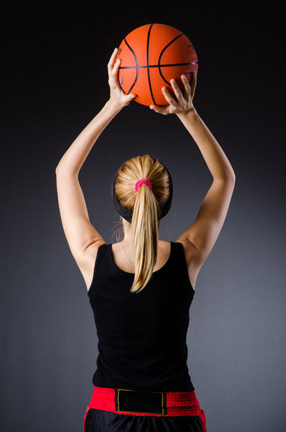 Kobieta z koszykówką w koncepcji sportu - Zdjęcie, obraz