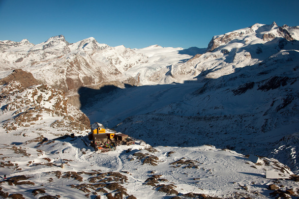 Festői kilátás nyílik a következő látnivaló környékén: Zermatt síparadicsomához és a Matterhorn, Svájc - Fotó, kép