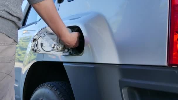 男性の車のガソリン タンクを埋める - 映像、動画