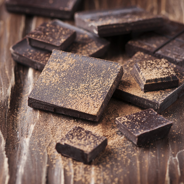 Chocolate negro en la mesa de madera
 - Foto, imagen