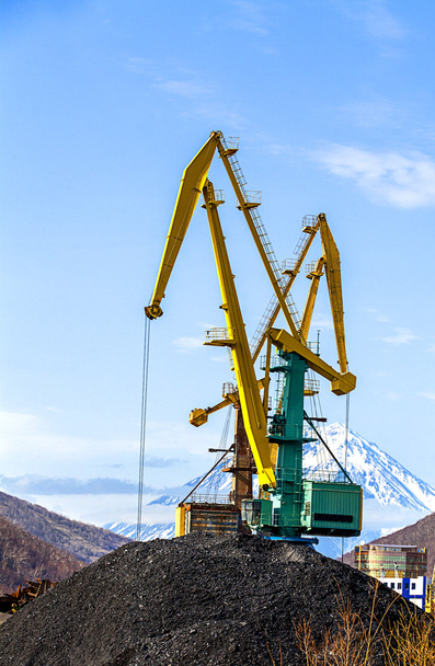 crane at the scrapyard in the seaport - Foto, immagini