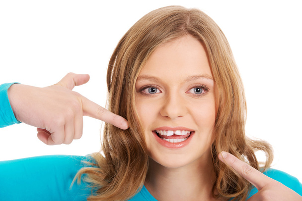 Beautiful young woman showing her teeth - Foto, Imagem