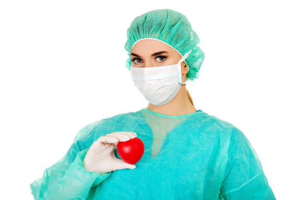 Female surgeon doctor holding heart - Фото, зображення