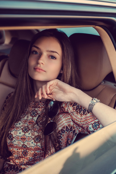 Молода жінка в машині
 - Фото, зображення