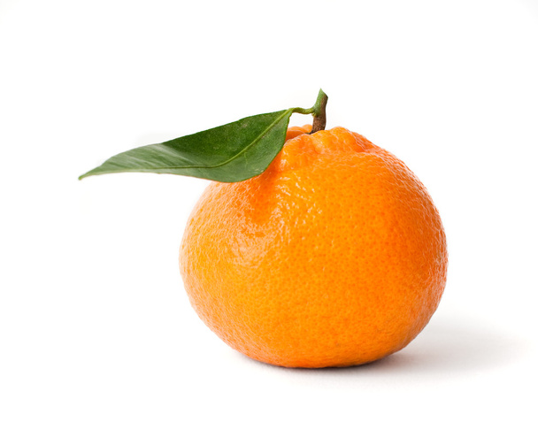Mandarina fresca isolada
 - Foto, Imagem