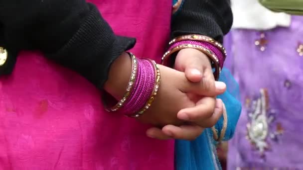 Hintli kız el takı arka plan - Video, Çekim