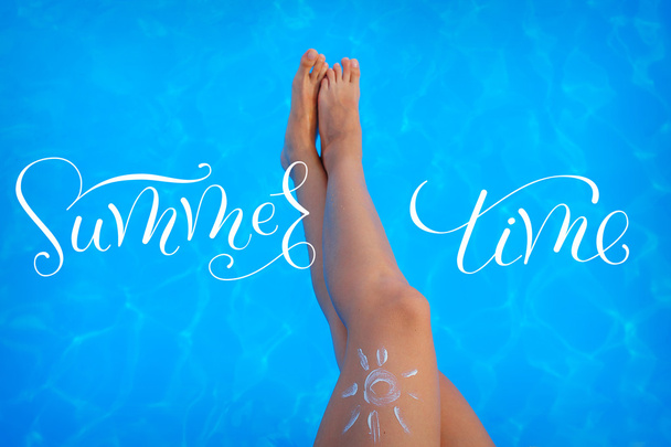 Ноги на тлі басейну зі словами Літній час
 - Фото, зображення