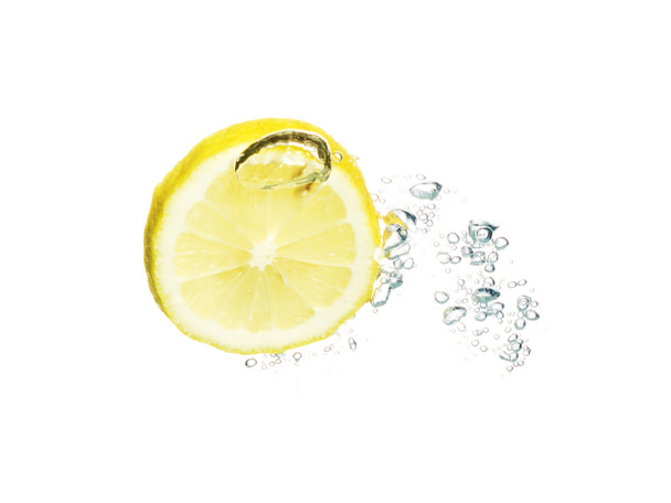 Lemon in the water with bubbles - Фото, изображение
