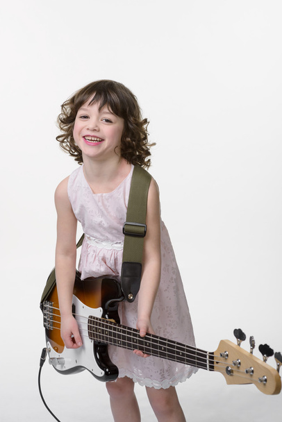Rindo pequeno guitarrista com emoções verdadeiras
 - Foto, Imagem