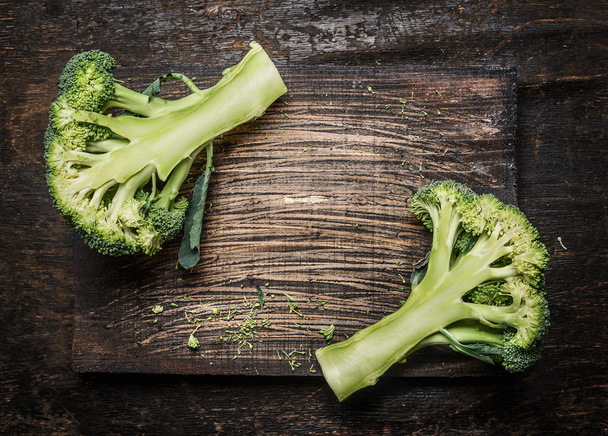 Halves of fresh broccoli - Foto, Bild