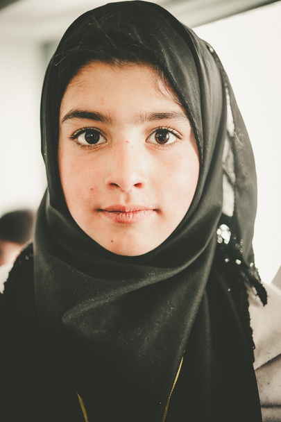 СКАРДУ, ПАКИСТАН - 17 АПРЕЛЯ: Неизвестная девушка в деревне на юге Скарду учится в классе сельской школы 17 апреля 2015 года в Скарду, Пакистан
. - Фото, изображение