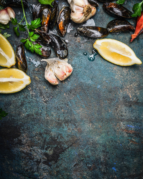 Mejillones frescos con ingredientes para cocinar
 - Foto, Imagen
