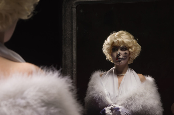 Kobieta z szkielet makijażu spogląda na siebie w lustrze - Zdjęcie, obraz