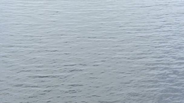 Wasser Hintergrund Wasseroberfläche kräuselt Wasseroberfläche mit Wellen. Himmel im Wasser Reflexion kaltes Wasser Wasser Bewegung Natur Hintergrund - Filmmaterial, Video