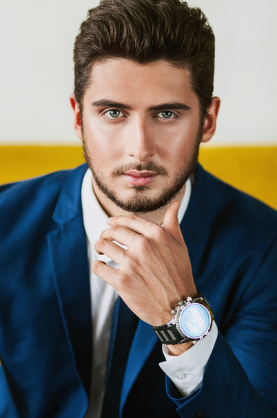 Mann posiert mit Armbanduhr - Foto, Bild