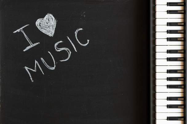 Музична клавіатура на фоні дошки для пристрасті та любові до музики
 - Фото, зображення