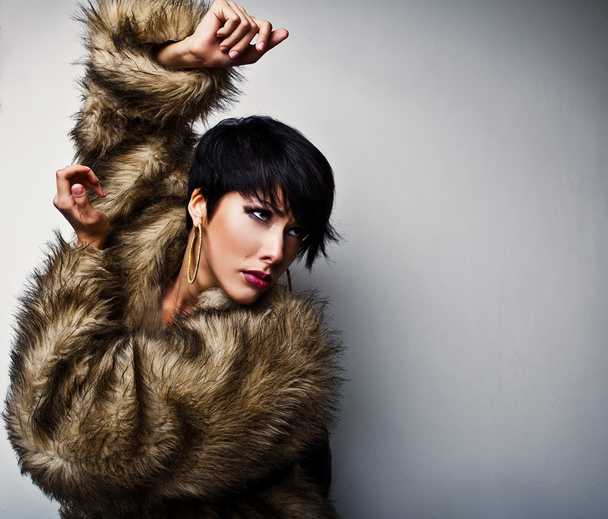 Elegant fashionable woman in fur. Fashion photo. - Foto, afbeelding