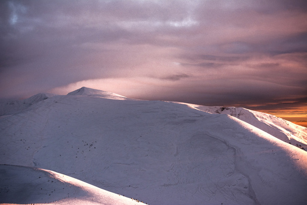 Puesta de sol sobre montañas
 - Foto, imagen