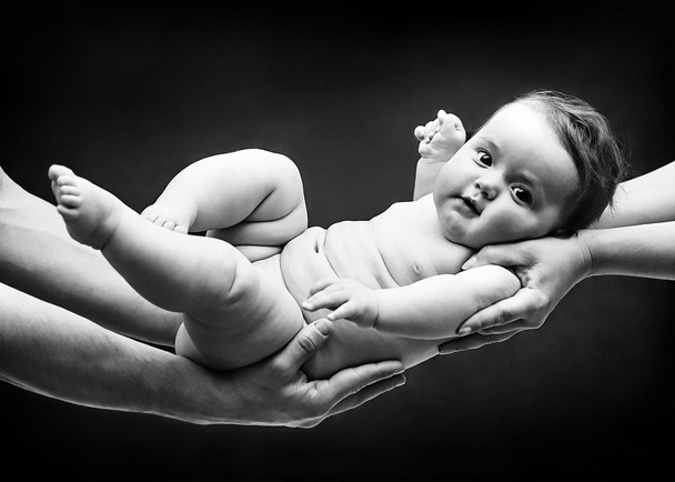 Родители держат малышку на руках
 - Фото, изображение