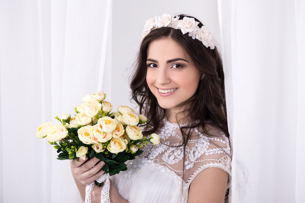 portrait of young beautiful happy bride in white dress with flow - Valokuva, kuva