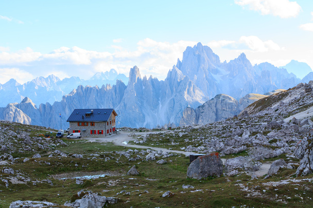 Typowy górski krajobraz w Dolomitach - Zdjęcie, obraz