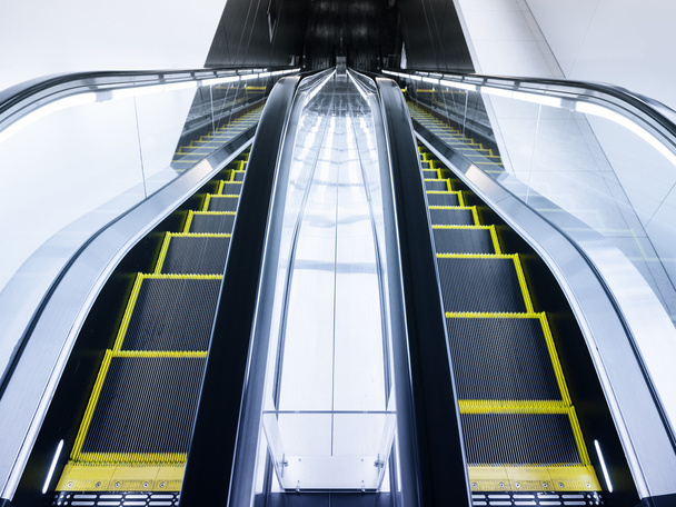 Yukarı ve aşağı yürüyen merdivenlerde Modern iç yapı  - Fotoğraf, Görsel