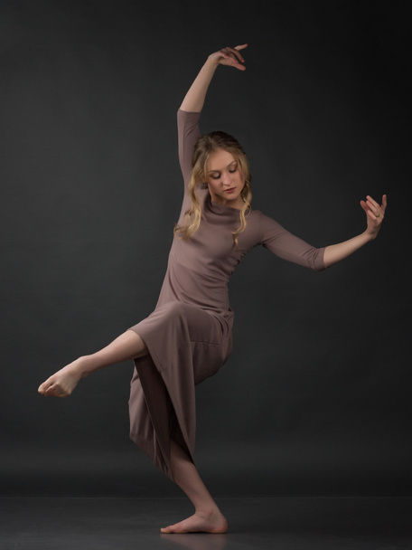 ダンサー。コンテンポ ラリー ダンス。灰色の背景に美しいエレガントな女性の踊り - 写真・画像