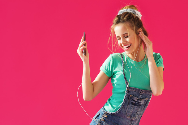 Positive girl listening to music in earphones - Foto, Bild
