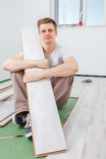 Installing laminate flooring - 写真・画像