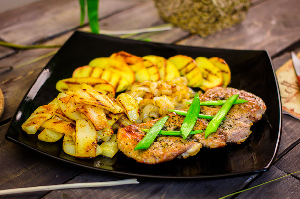 Vepřový steak s grilovanými brambory a cuketou - Fotografie, Obrázek