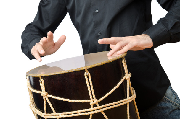 Baterista con tambor tocando en blanco
 - Foto, imagen