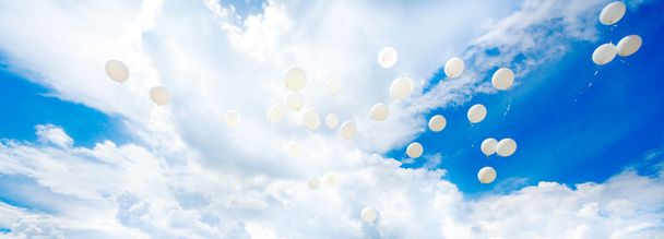 Fond bleu ciel avec des nuages blancs et des ballons
 - Photo, image