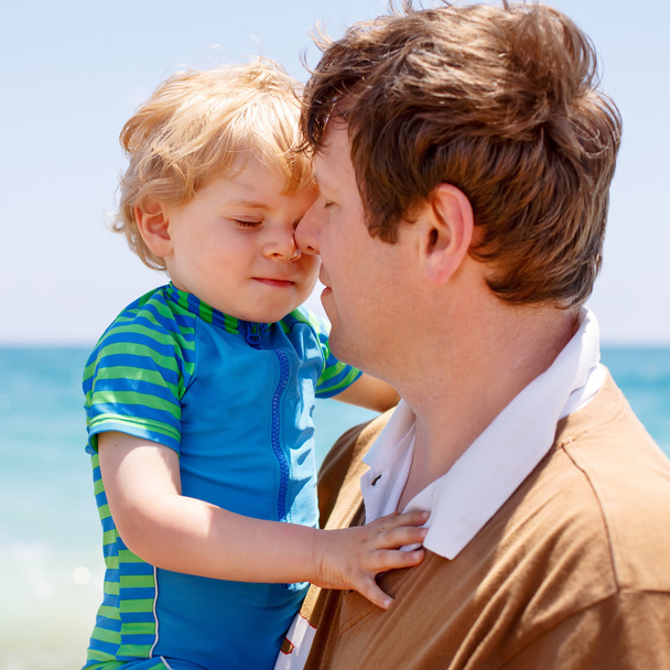 πατέρα και το αγοράκι μικρό παιδί που έχει τη διασκέδαση στην παραλία - Φωτογραφία, εικόνα