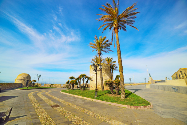 torre de observação e palmeiras em Alghero
 - Foto, Imagem