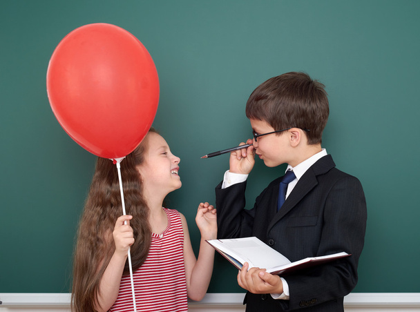 escola menino e menina criança com balão no quadro de chalkboard fundo se divertindo
 - Foto, Imagem