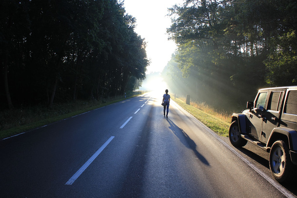 Jeep Wrangler en la carretera en Alemania Oriental
 - Foto, imagen