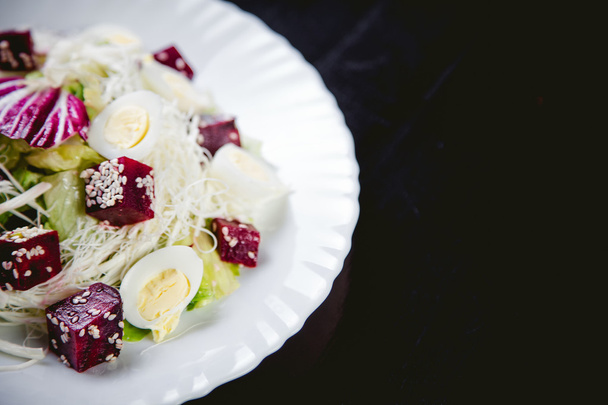 Buriak salad, greens and perepelin?h eggs, sesame - Foto, Imagem